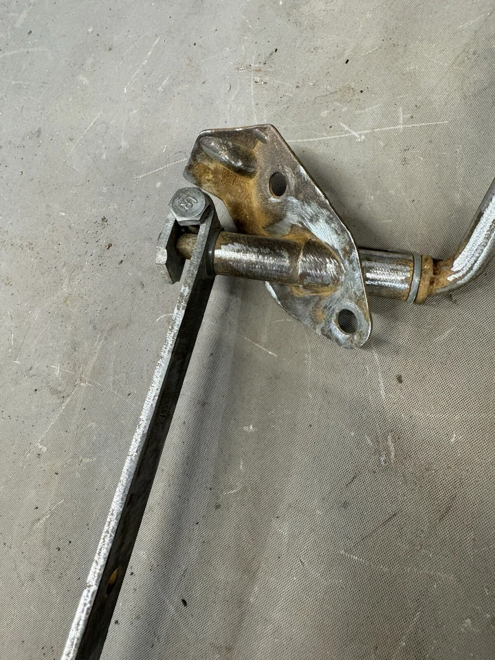 Chevy Impala 1963 1964 acelerador de carburador pedal de gasolina acoplamiento de carburador Belair 327 283 Foto 3 de 4