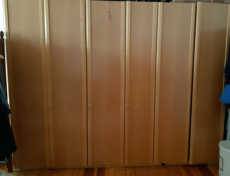 Solider und schöner Schlafzimmer Kleiderschrank helles Holzfurnier