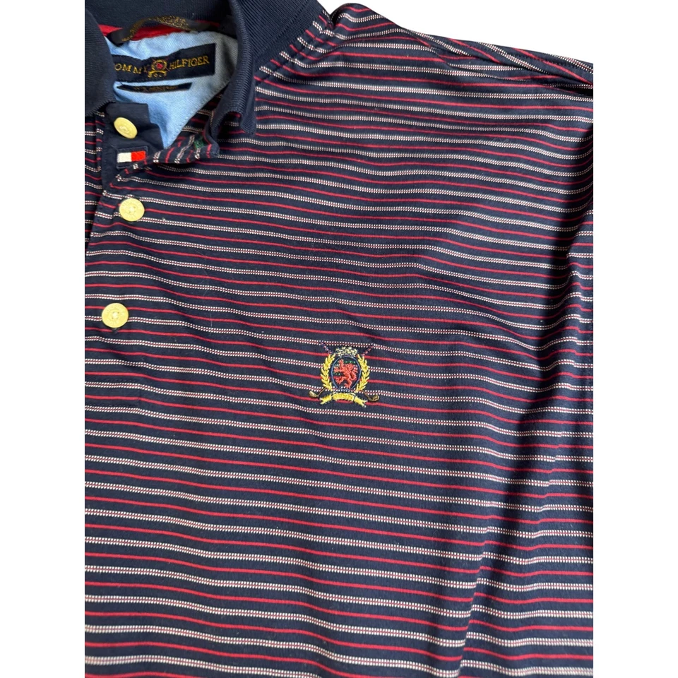 Camisa polo de golf Tommy Hilfiger para hombre grande a rayas manga corta escudo logotipo azul Foto 3 de 4