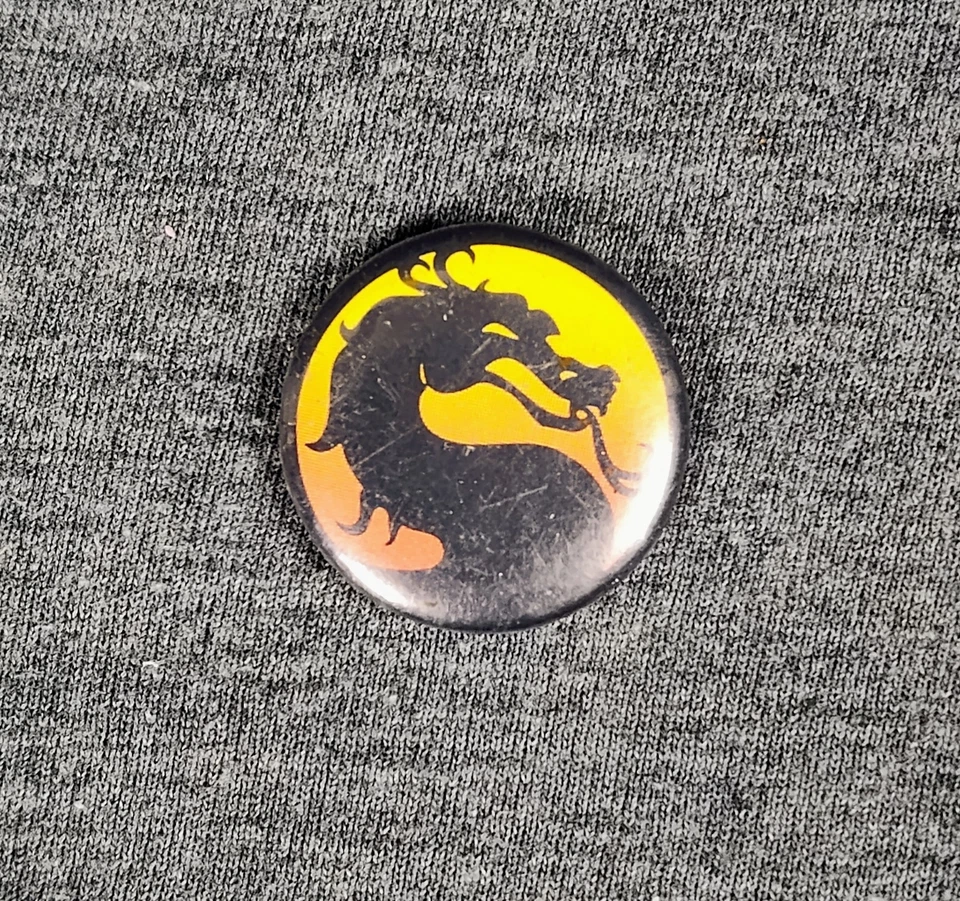 Mortal Kombat Promo Pin Button 1992 Sega SNES Arcade Press Kit Pin Solo RARO Foto 2 de 4