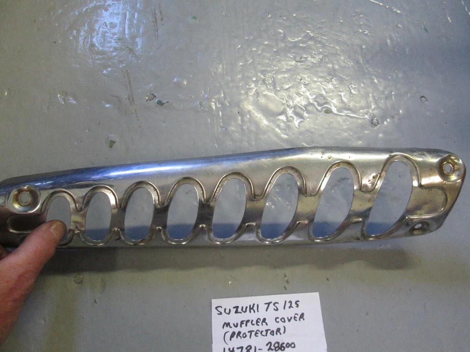 1973-1975 Suzuki TS125 SILENCIADOR CUBIERTA PROTECTOR 14781-28600 / 09402-52306 Foto 4 de 4