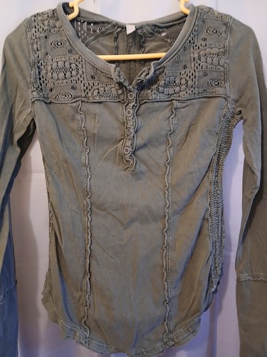 Free People Shell Lace Henley T-Shirt Top XS Grün U-Ausschnitt Gold Coast LS - Bild 2 von 10