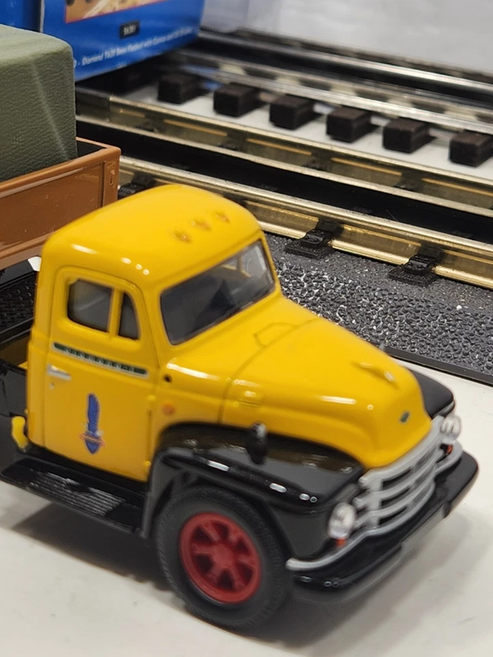 CORGI CLASSICS LIMITED ED RICHFIELD DIAMOND T620 SEMI FLATBED CANVAS DRUMS 1:50 - Image 3 of 4