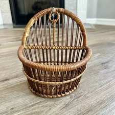 VINTAGE WICKER HANGING WALL FLOWER BASKET 80s DECOR 8.5”x7.5” MCM Country