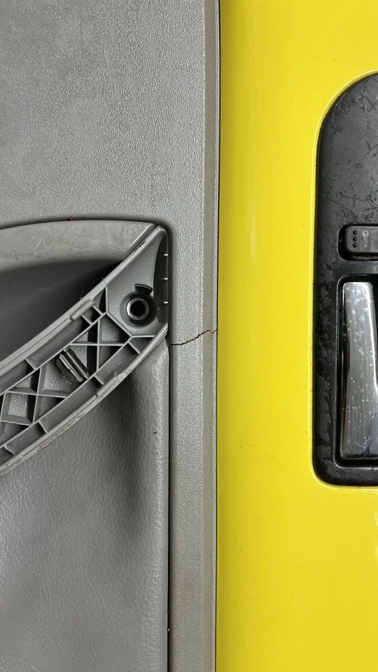 Volkswagen Beetle 2000 pasajero delantero manual panel de puerta interior tiene daños Foto 2 de 4