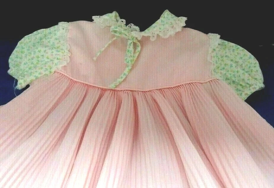 Vestido Bebé Vintage Rosa Plisado Floral Encaje Mediados de Siglo Hombro - Hombro 9 pulgadas Foto 4 de 4
