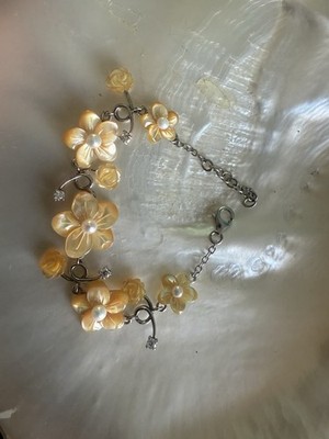 Armband mit Perlmuttblumen 