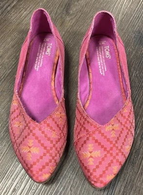 Tom’s Pink And Orange Pattern Pointed Toe Pre-Owned Woman’s Flat - Image 1 of 4