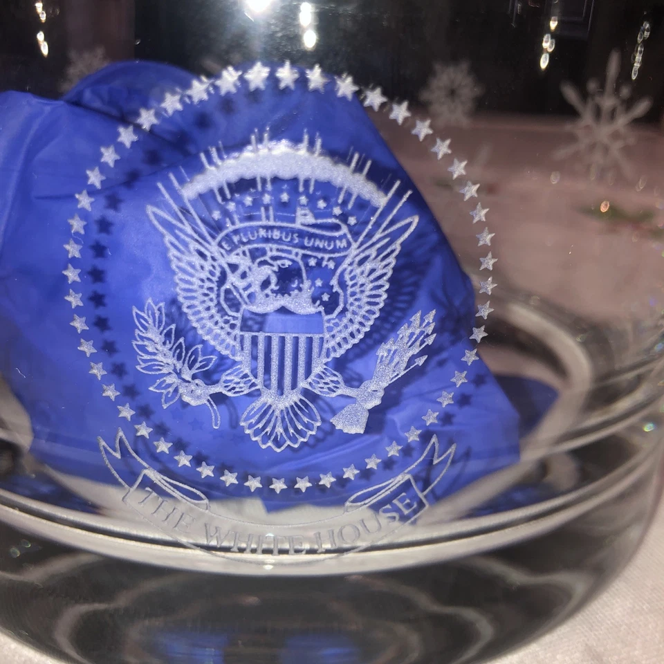 Sello de la Casa Blanca emblema plato de caramelo cuenco copos de nieve vidrio cristal Navidad Foto 3 de 4