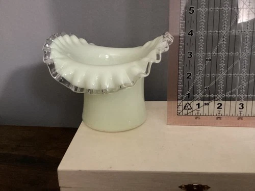 RARE FENTON IVORY CREST “TOP HAT” VASE URANIUM GLASS 1941 6”X7”X5” N/CHIP, CRACK