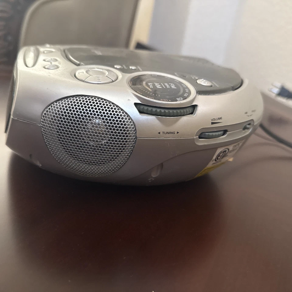 AM/FM Digital Clock Radio / CD Player Black & Silver GPX CRCD2806 - Image 3 of 4