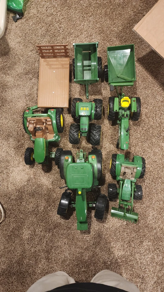 Juego agrícola John Deere paquete de metal y plástico buen estado tractores y figuras Foto 2 de 4
