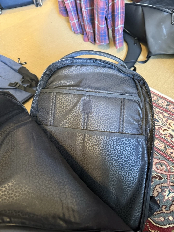 Mochila de viaje profesional Titleist negra personalizada placa Titleist Foto 3 de 4