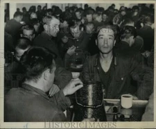 1944 Press Photo prisoners eat chow aboard a transport to the United States