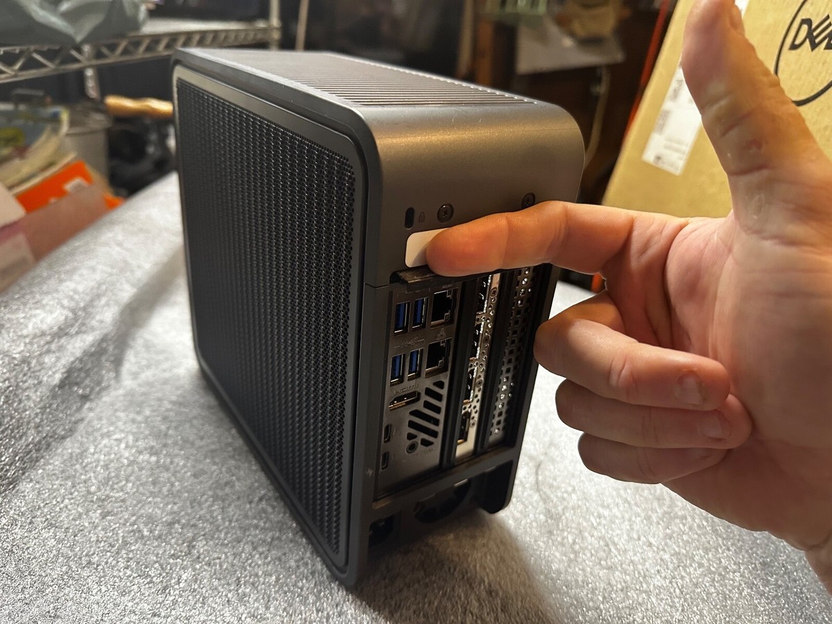 Intel BKNUC9V7QNX1 NUC9V7QNX NUC 9 Pro Kit with NVIDIA Quadro