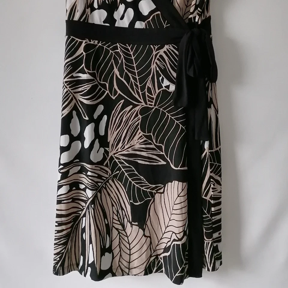 Dana Buchman Women's Multicolor Floral V-Neck Short Sleeve Wrap Dress Size XL - Image 3 of 4