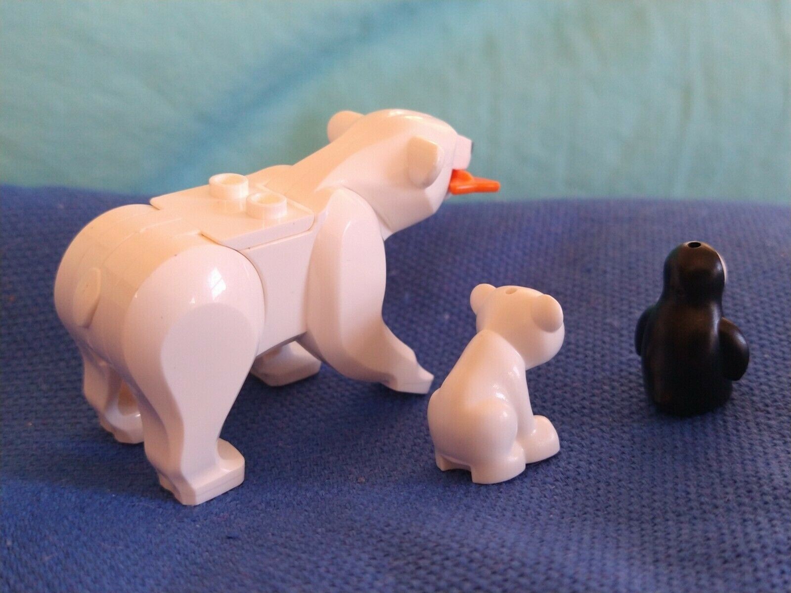 Lego  Polar Bear w Baby Bear & Penguin