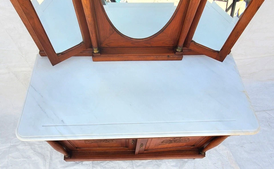 Cómoda vintage de mármol de roble francés con espejos laterales oscilantes alrededor de 1920 Foto 4 de 4