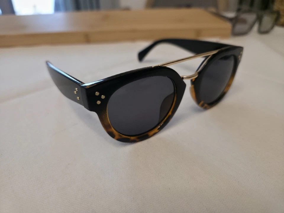 Lunettes de soleil femme œil de chat noir écaille verres gris détails métal - Photo 1/2