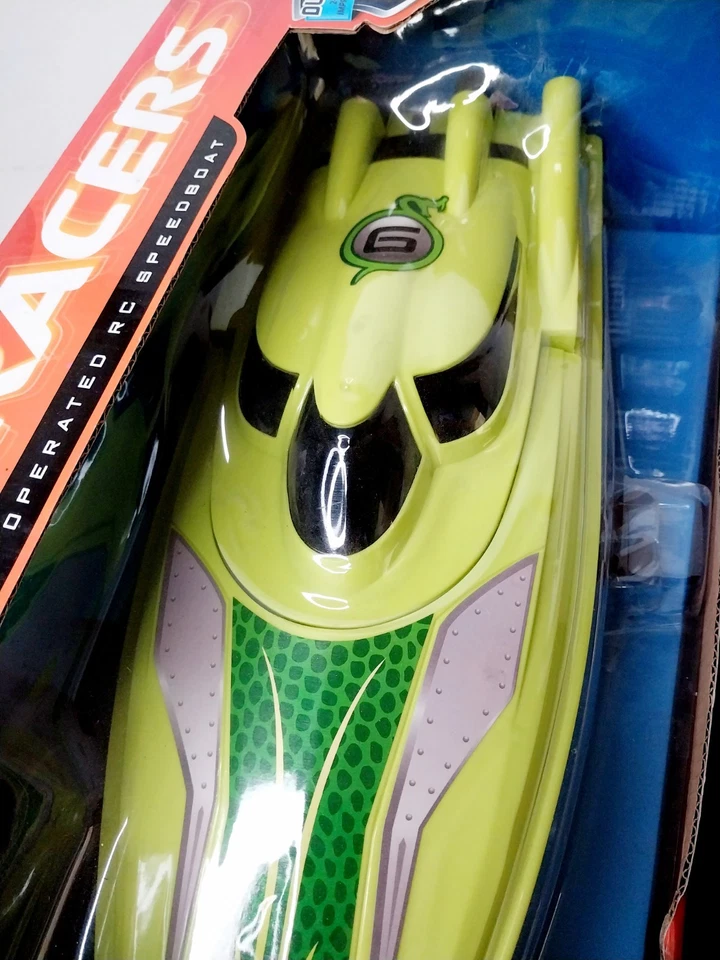 Boat Racers☆ Battery Operated Remote Control Speedboat~ With 2.4 GHZ Controller - Image 4 of 4