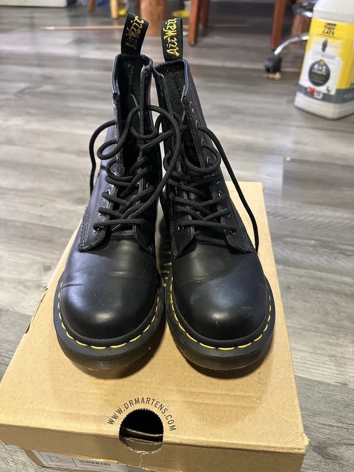 Botas de couro preto levemente usadas tamanho 5 Dr Marten Air Wair - Imagem 4 de 4