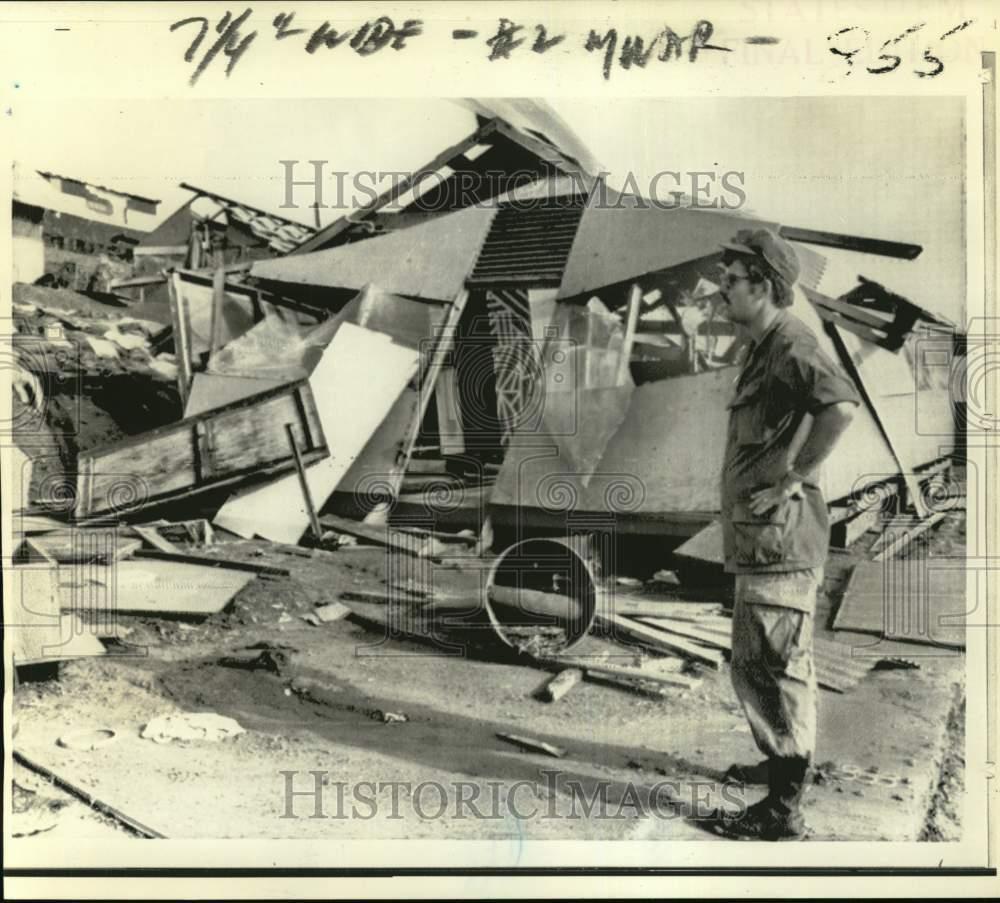 1971 Press Photo American GI After Typhoon Hester, Chu Lai, Vietnam  now57513