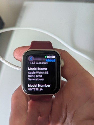 Apple Watch SE (2022) 40mm Starlight Aluminum Case with Sport Band, M/L (GPS)... - Photo 3 sur 3
