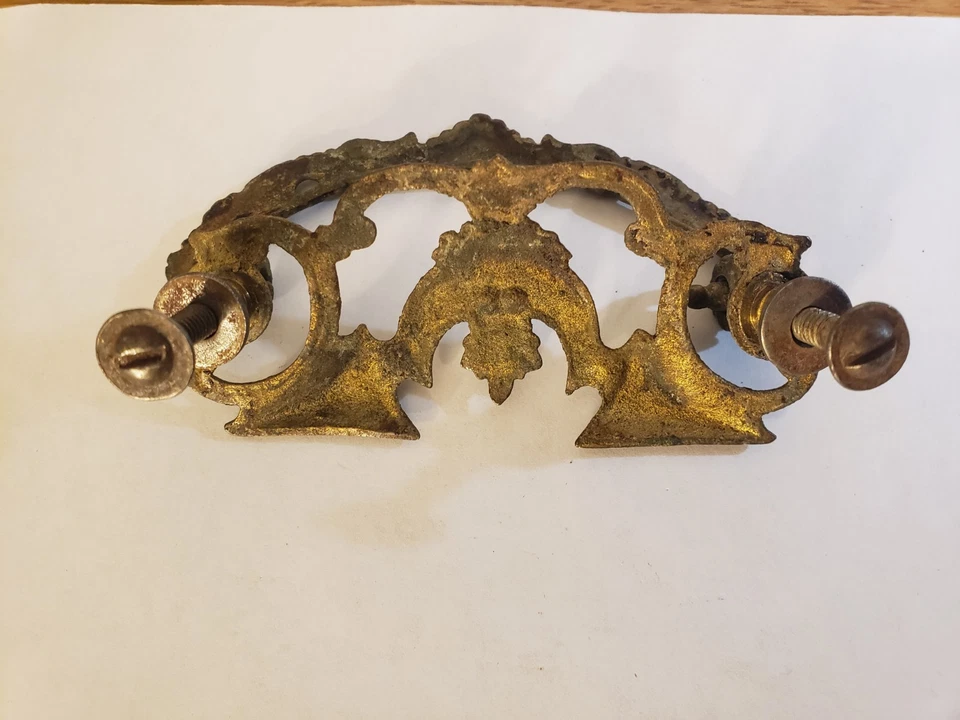ANTIQUE VICTORIAN ORNATE BRASS DRAWER PULL HARDWARE - Image 4 of 4
