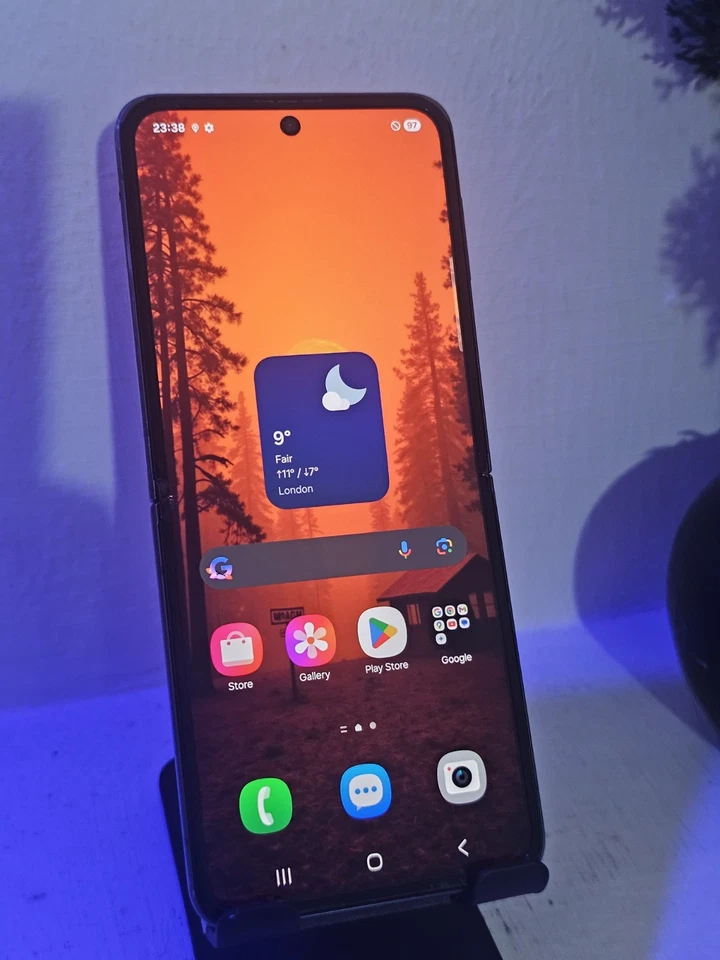 Samsung Galaxy Z-Flip 3 - 128GB - Network Unlocked - Forest Green Colour 🔥 - Image 2 of 4