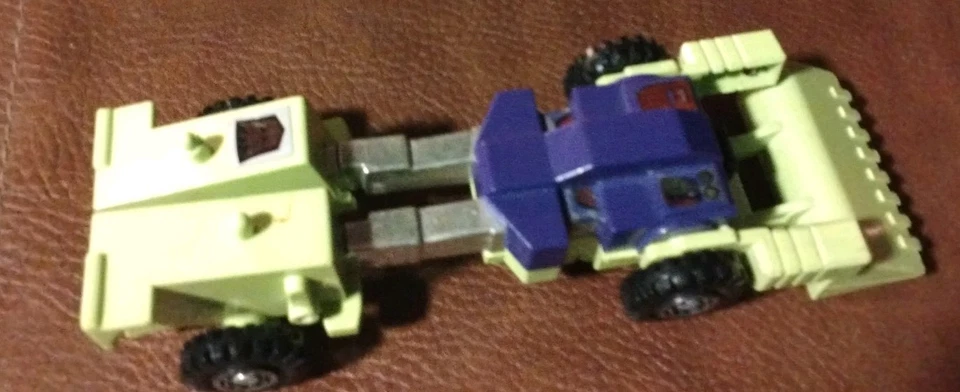 Transformers G1 Constructicon Scrapper Transforms Into A Front-end Loader. Изящный - Изображение 2 из 3