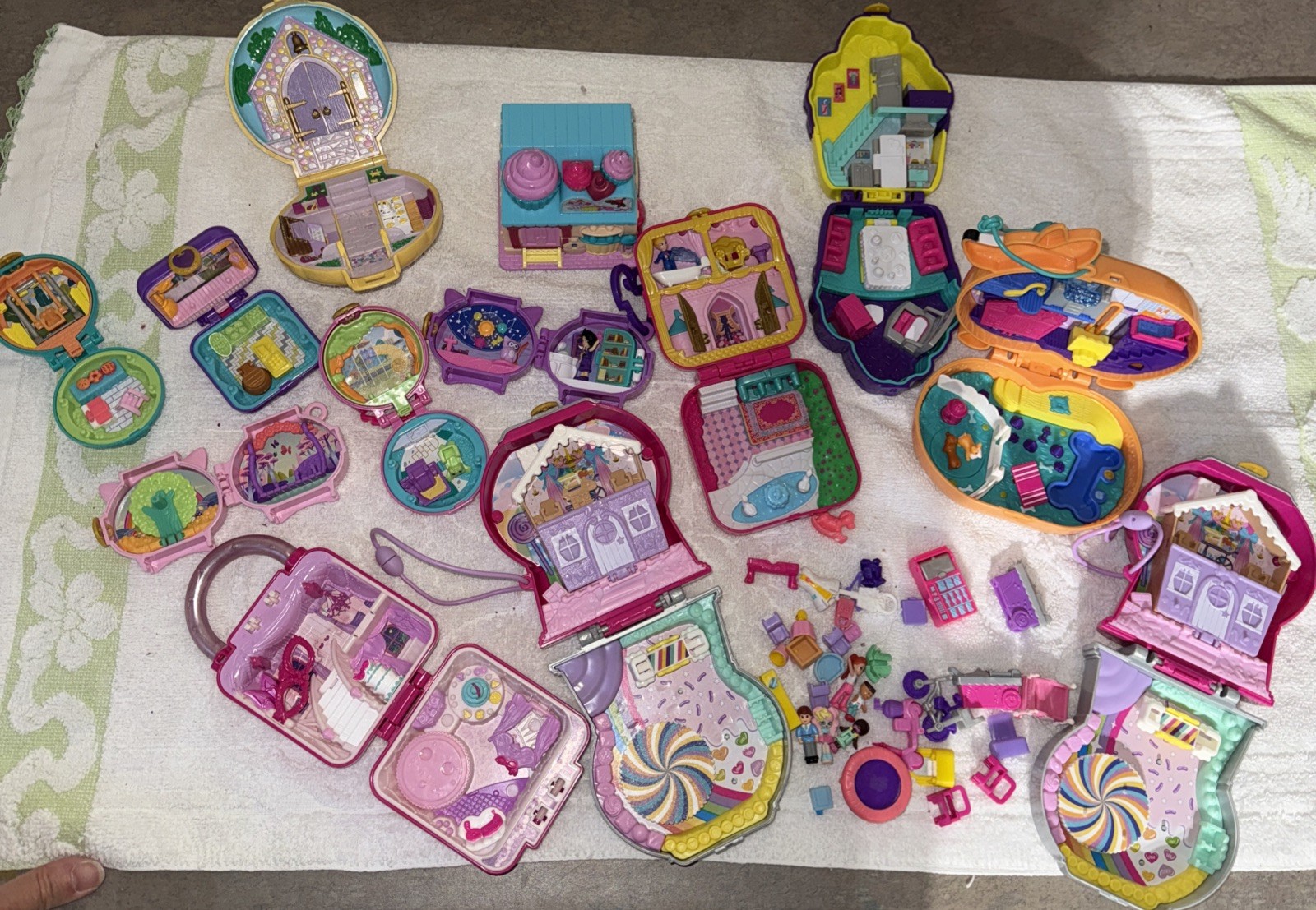 Lot of Vintage Bluebird Polly Pocket Houses Compacts w/dolls & more 90’s