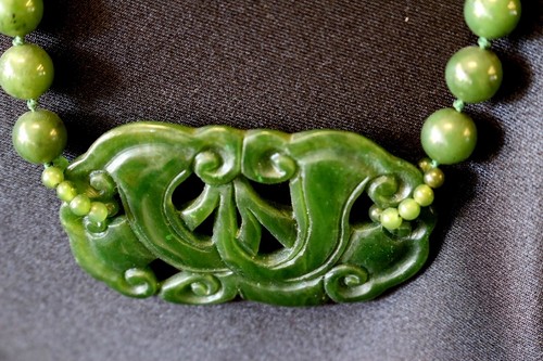 Green Jade Bead w/ Pendant Necklace - Vintage - Picture 5 of 9