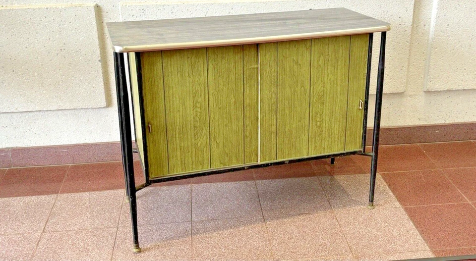 Gabinete de acero moderno de mediados de siglo con patas de diseño italiano estuche exterior Foto 2 de 4