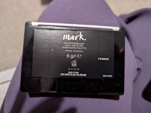 Avon Mark 8-in-1 Eyeshadow Palette Twinkle & Glisten, Matte Sparkle Glitter BNIB - Picture 3 of 5