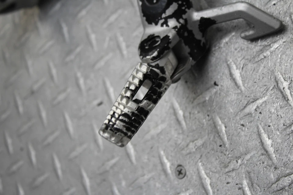 Juego de clavijas de pasajero trasero Suzuki GSXR600 2006 par 43600-01H00-13L Foto 2 de 4