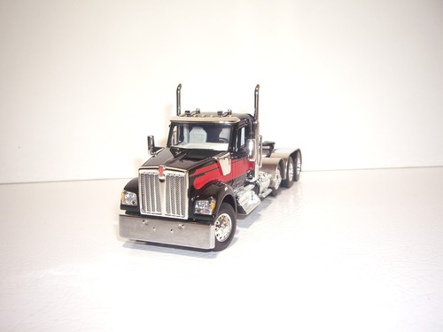 DCP FIRST GEAR 1/64 BLACK&RED KENWORTH W990 DAYCAB&TRI-AXLE WALINGA TRAILER - Picture 3 of 12