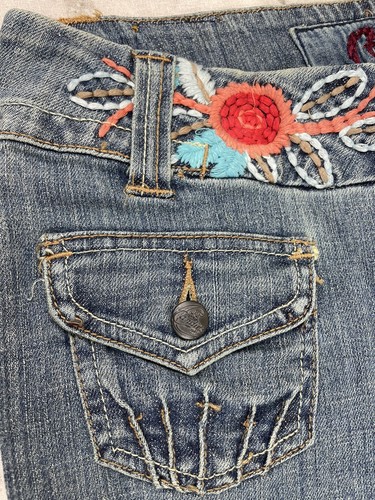 Candie's Capris Jeans Womens Blue Denim Floral Embroidered Zip Fly NWT Sz 5 - Picture 2 of 24