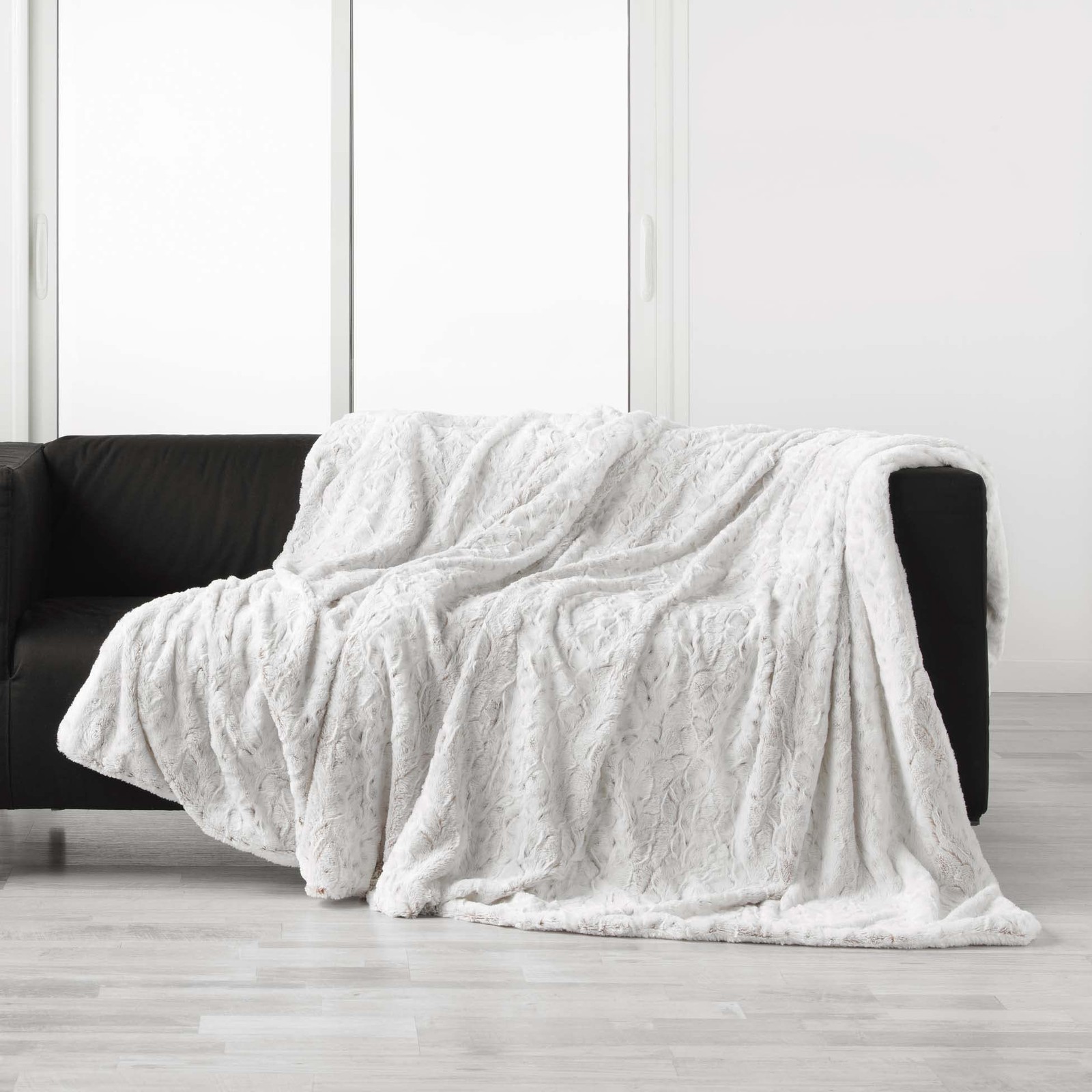Plaid fausse fourrure Alaska naturel pour des soirées cocooning au coin du feu