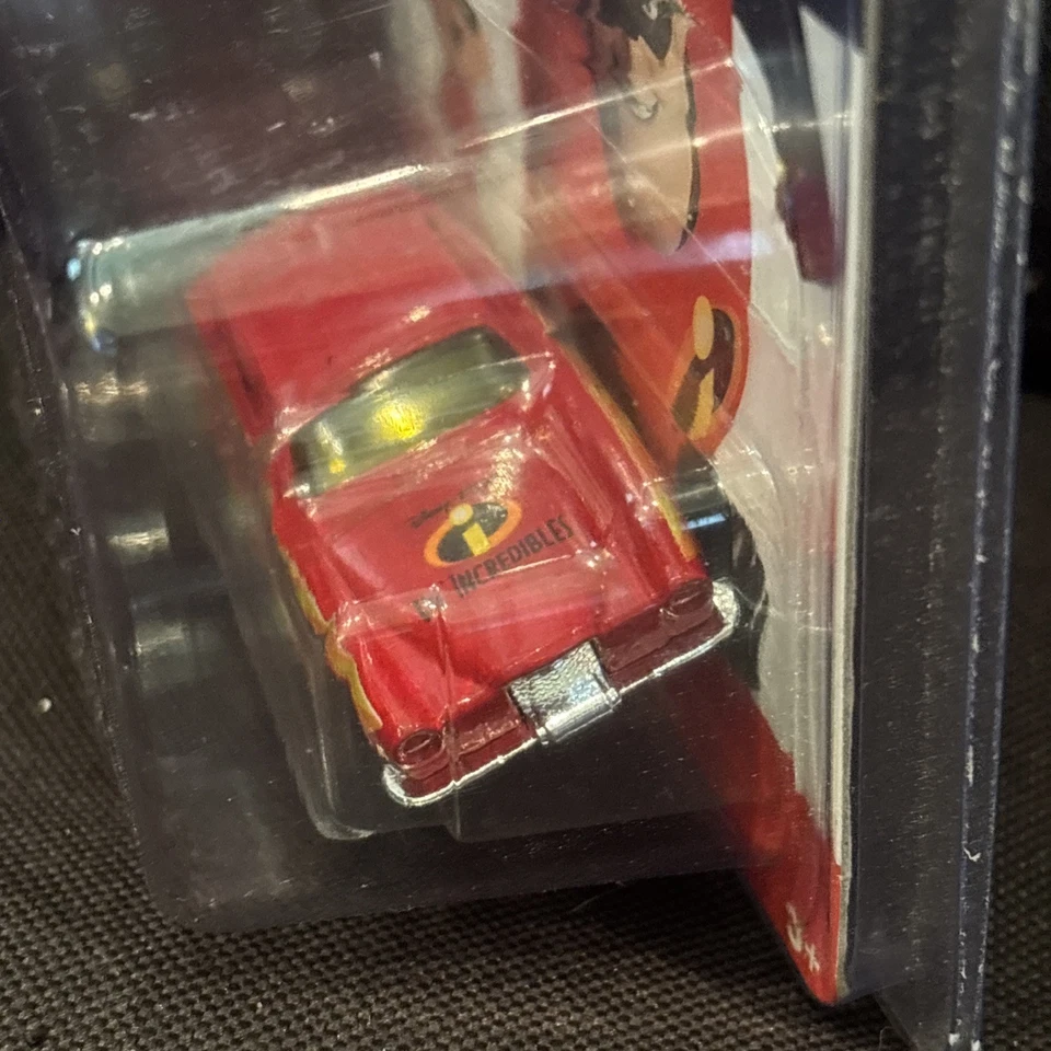风火轮 皮克斯 Incredibles 汽车仪表板和家庭红色赛车 – 全新 + 盒 * — 第 3/4 张图片