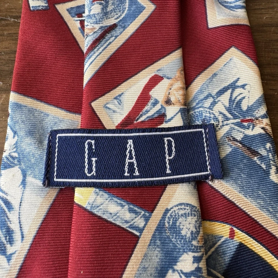 Corbata de tenis vintage roja Gap de seda hecha en EE. UU. estampado de tenis azul Foto 4 de 4