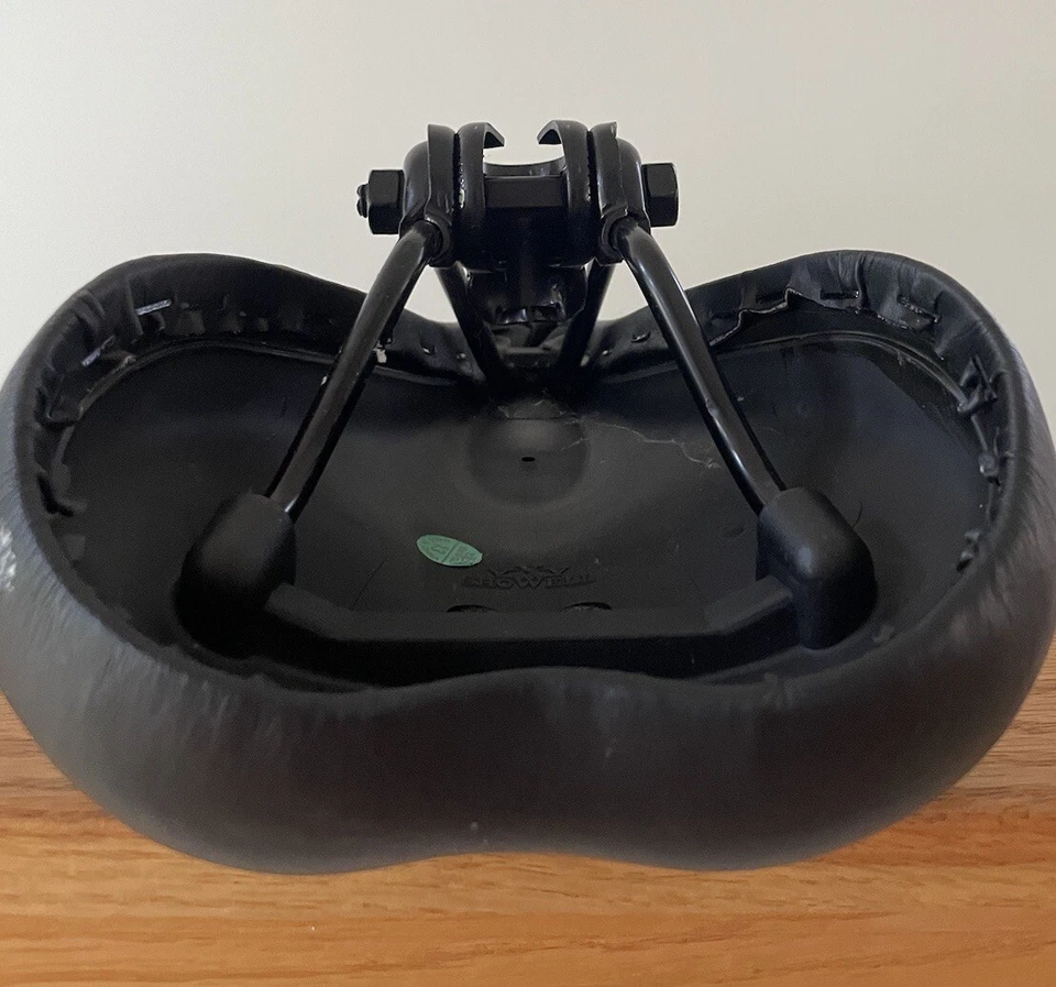 Sillín de asiento de bicicleta acolchado Mongoose 16” X 6,25” Foto 2 de 4