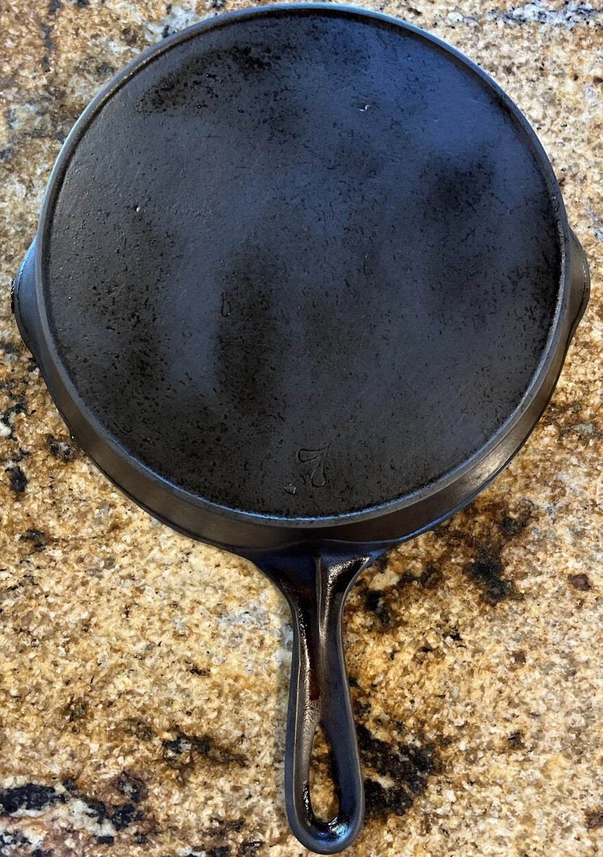 Vintage #7 Cast Iron Skillet Heat Ring Unmarked NO WOBBLE 3.2 Lbs Vollrath?