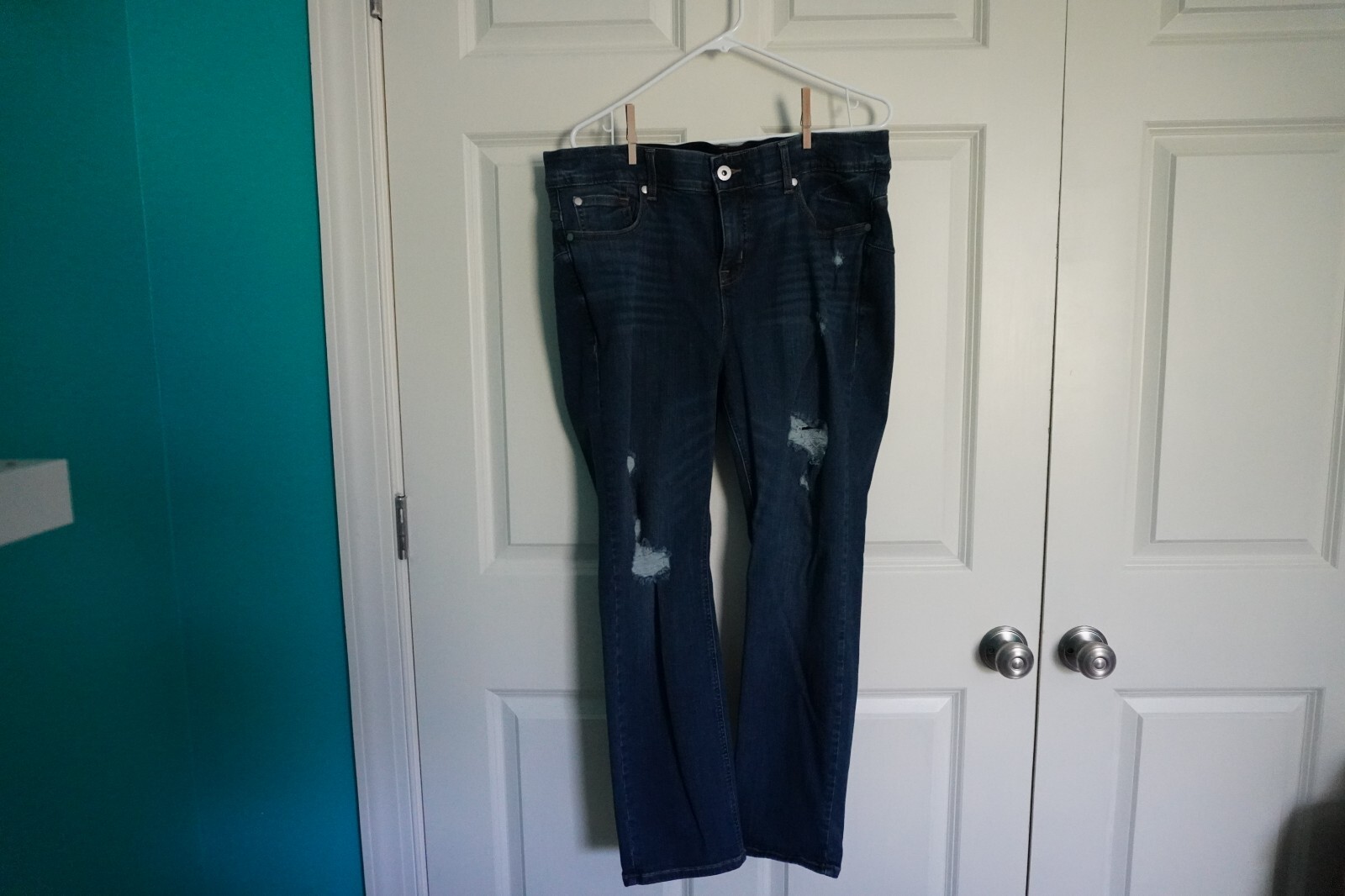 Torrid Bombshell Distressed Straight Leg Size 18S - image 1