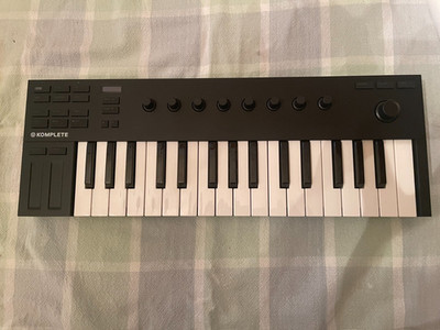 Native Instruments M32  Komplete Kontrol Keyboard w/ DeckSaver cover