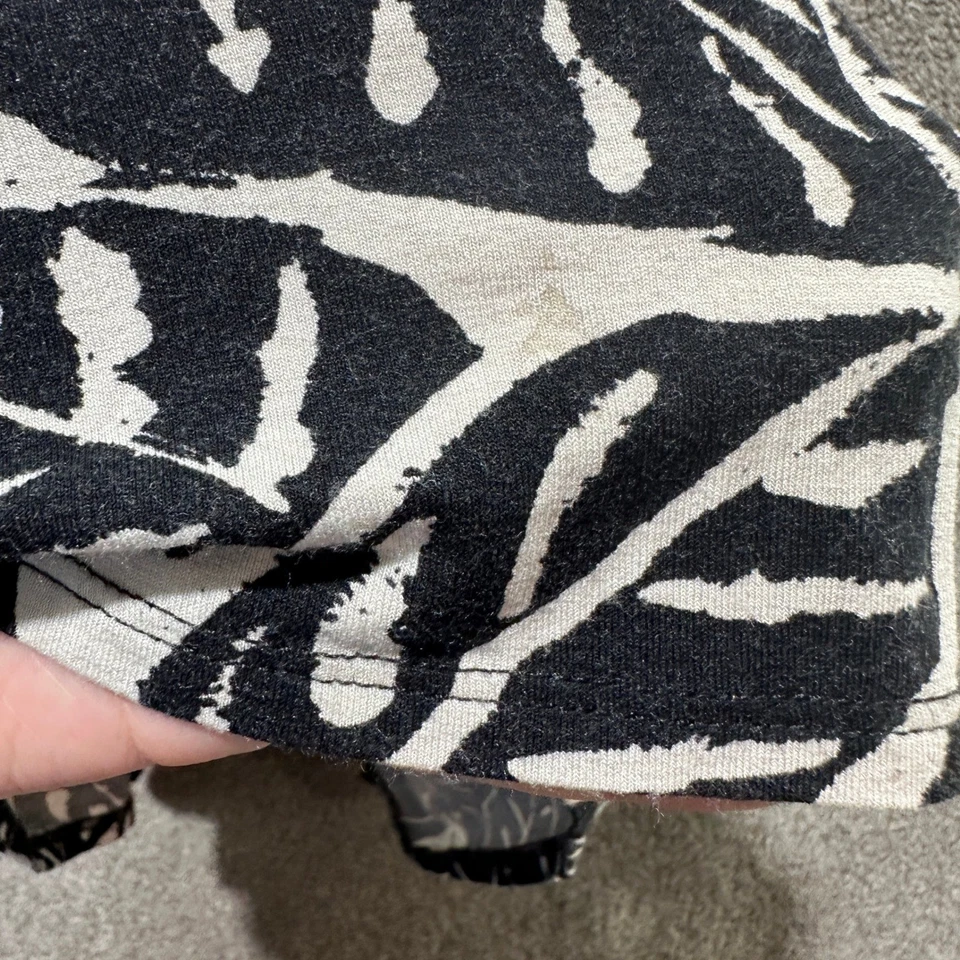 Vestido columpio Three Dots para mujer mediano estampado de hojas negras manga corta dobladillo con volantes Foto 4 de 4