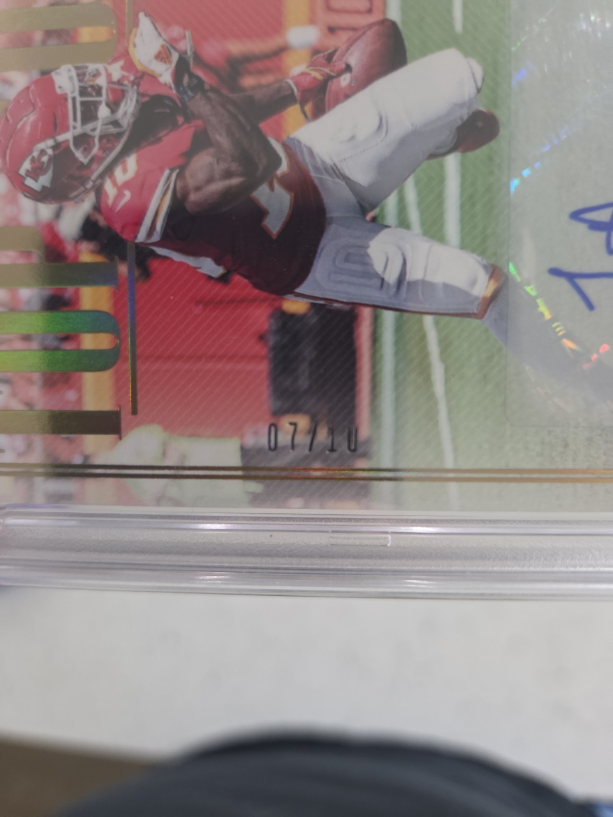 Tyreek Hill 2018 National Treasures #Top-40 Auto Gold Holo /10 PSA 9 view 3