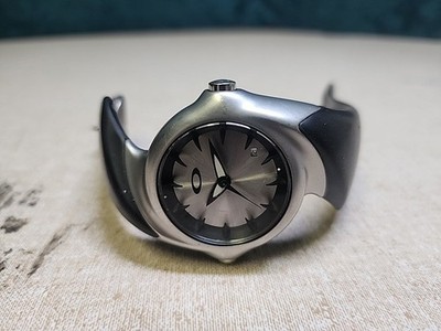 Oakley Crush 2.0 Watch Silver & Black (Brand New Battery) | eBay