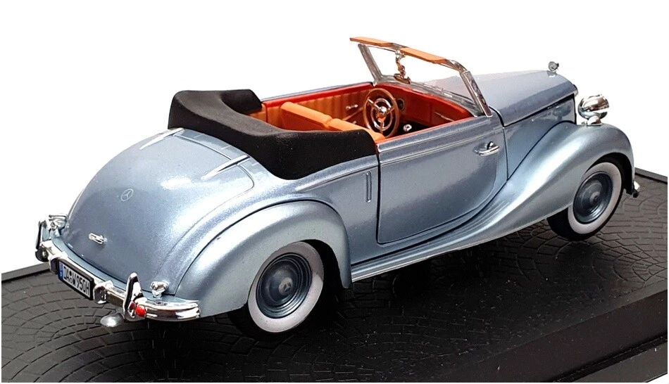 Signature 1/32 Scale 43709 - 1950 Mercedes Benz 170S - Met Lt Blue - Image 2 of 4