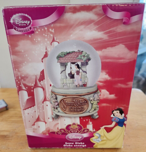 2009 Disney Store Snow White & the Seven Dwarfs "Wishing Well" Snow Globe In Box