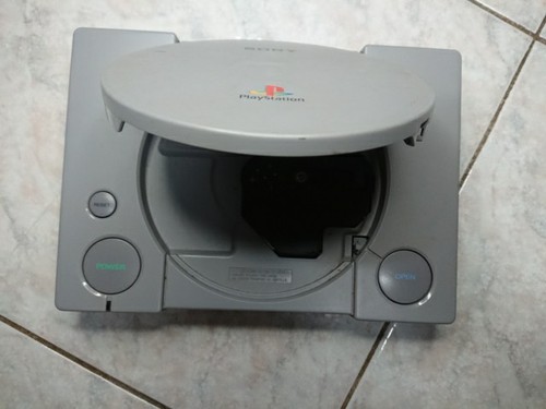 Sony Playstation PS1 SCPH-7000 NTSC-J Broken/For Parts No Disc Boot Door Sticks